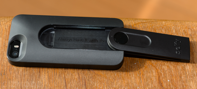 Illustration for article titled A Remote Control for Your Smartphone Camera, Built Right Into a Case